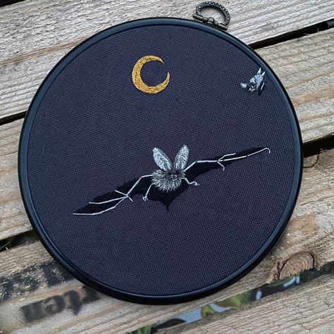 Bat Embroidery, Gothic Embroidery, Diy Embroidery Patterns, Hand Embroidery Art, Fiber Arts, Diy Embroidery, Embroidery And Stitching, Embroidery Art, Fiber Art