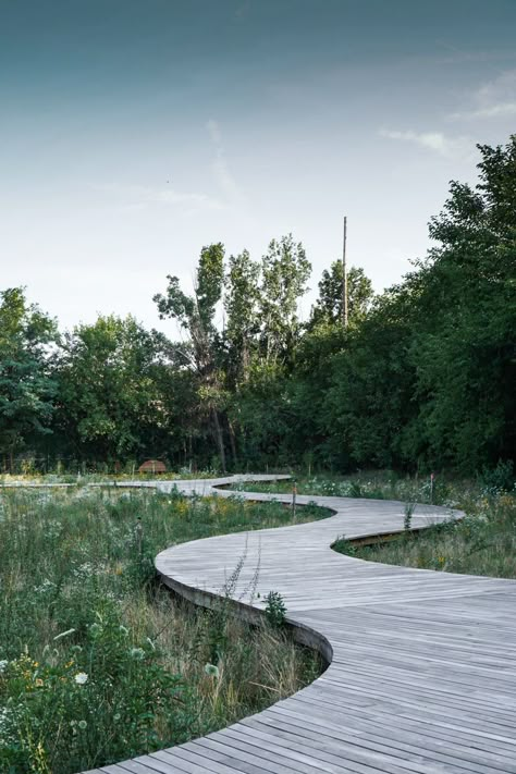 The Naval Cemetery Park in the Brooklyn Navy Yard. Park Like Landscaping, Natural Park Landscape, Lakefront Urban Design, Boardwalk Landscape Architecture, Wetland Landscape Architecture, Landscape Architecture Park, Brooklyn Navy Yard, Landscape Design Plans, Landscape Architecture Design