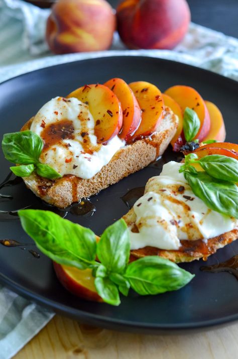 Hot Honey Peach Burrata Toast - Mozie Burrata And Peaches, Burrata Toast, Hot Honey Recipe, Burrata Recipe, Breakfast Toast, Honey Recipes, Healthy Nutrition, Nutrition Recipes, Food App