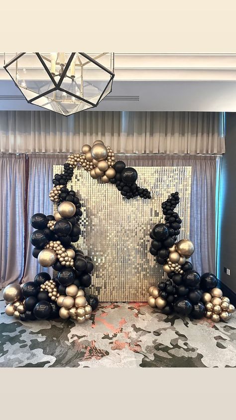 Rosalind Marsh | ✽ Kendall’s 30th ✽ Such a pleasure creating this Great Gatsby inspired backdrop for the lovely Kendall’s 30th. Something a bit different... | Instagram Great Gatsby Photo Backdrop, New Years Balloon Garland, Gatsby Backdrop, Shimmer Wall Backdrop, Party Balloons Diy, Sequin Wall, Great Gatsby Theme, Graduation Party Planning, Gatsby Theme