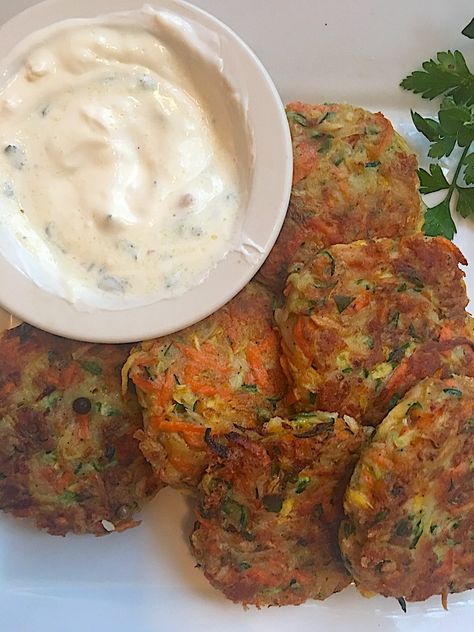 Zucchini Potato Carrot Fritters - Chef Silvia Carrot Fritters, Fruit Sides, Detox Meals, Zucchini Patties, Veggie Fritters, Veggie Side Dish Recipes, Carrot Vegetable, Zucchini Pancakes, Friday Dinner