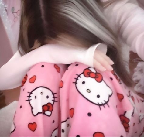 Red + Core + Aesthetic, Pfps Discord, Hello Kitty Headphones, Hello Kitty Pajamas, Y2k Profile Picture, Hello Kitty Aesthetic, Soft Girl Aesthetic, Pink Y2k, Pink Hello Kitty