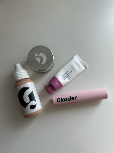 #glossier #makeup #glossierlipgloss Glossier Makeup Look, Sephora Kids, Glossier Aesthetic, Glossier Girl, Glossier Makeup, Glossier Lip Gloss, Minimalist Makeup, Glossy Makeup, Dope Makeup