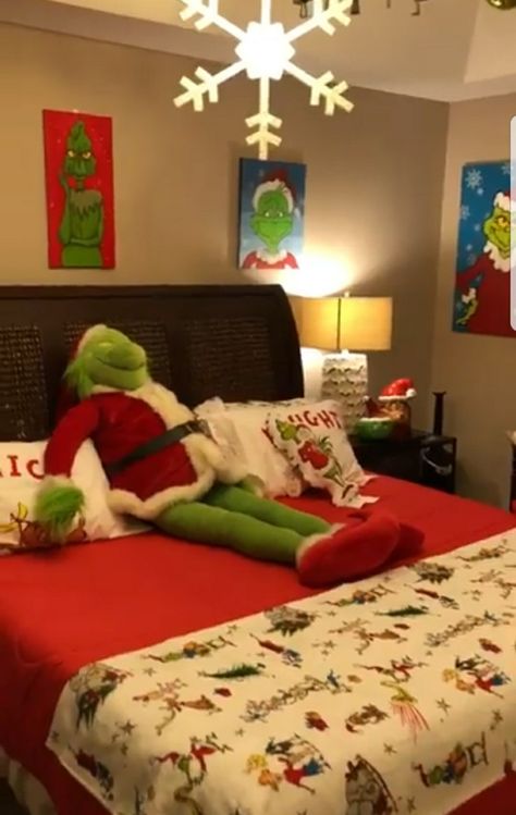 Wow! Christmas Decorations Grinch, Holiday Bedroom Decor, Christmas Decor Ideas Bedroom, Christmas Bedroom Decor, Grinch Stuff, Holiday Bedroom, Grinch Christmas Party, Grinch Party, Grinch Christmas Decorations