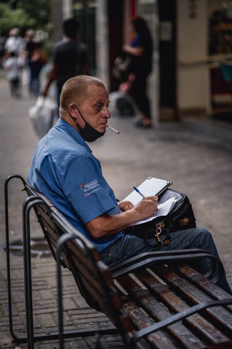 Street Bench, Everyday Life Photography, Street Photography People, City Streets Photography, Life Drawing Reference, Street Portrait, Body Reference Poses, Aesthetic People, Photography Workshops