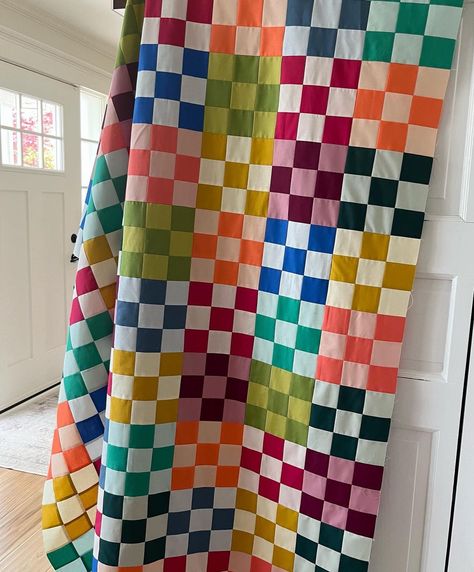 Checkerboard Quilt Pattern, Bright Quilts Ideas, Retro Quilt Patterns, Checker Quilt, Quilt Ideas For Beginners, Easy Patchwork Quilt, Quilts For Beginners, Simple Quilt Pattern, Checkerboard Quilt