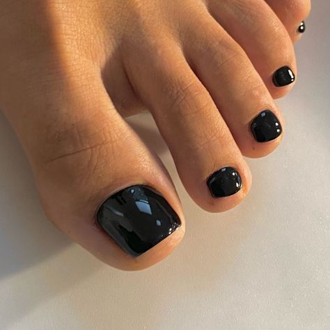 20 Best Fall Toe Nail Colors and Pedicures: Trends for Autumn 2024 Classy Fall Pedicure, Mani Pedi Combos For Fall, Taupe Pedicure, Pedicure Colors Fall 2024, October Pedicure Colors, Pedicure Fall 2024, Fall Toe Nails 2024, Fall Toe Nail Colors Autumn 2024, Fall Toenail Colors 2024