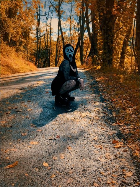 Girl Ghost Face Costume Ideas, Ghostface Photoshoot Female, Ghost Face Girl Costume, Girl Ghost Face Costume, Girl Scream Costume, Ghostface Costume Girl, Scream Mask Photoshoot, Scream Pics, Girl Ghost Face