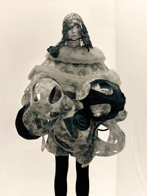 Rei Kawakubo Comme Des Garcons, Information Art, Paolo Roversi, Rei Kawakubo, Costume Institute, Vogue Paris, Metropolitan Museum Of Art, Japanese Fashion, Metropolitan Museum