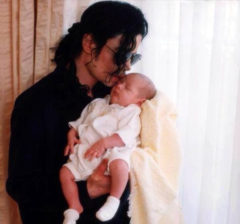 Michael and Paris Jackson Michael Jackson Kids, Prince Michael Jackson, Mj Kids, Blanket Jackson, Jackson Instagram, Hee Man, Photos Of Michael Jackson, Michael Jackson King Of Pop, Michael Jackson Pics