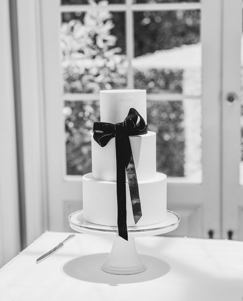 Wedding Cake With Black Ribbon, White Wedding Cakes Simple, Plain Wedding Cakes, Highschool Graduation, Edgy Bridal, Black And White Wedding Cake, Black And White Wedding Theme, Anti Bride, Black Wedding Cakes