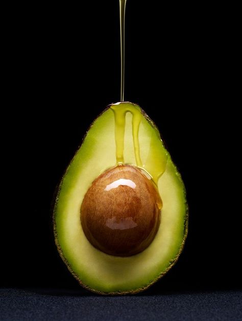 Avocado & Olive Oil: there is nothing more delicious than eating an avocado from the tree, traveling with my backpack in the middle of nowhere !! Avocado Painting, Foto Macro, Coconut Benefits, Fruit Photography, Food O, Healthy Oils, Food Photography Styling, Avocado Recipes, Fruit And Veg