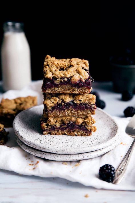 Chewy Oatmeal Bars, Easy Oatmeal Bars, Berry Crumble Bars, Homemade Blackberry Jam, Bakery Style Blueberry Muffins, Blackberry Crumble, Broma Bakery, Berry Crumble, Easy Oatmeal