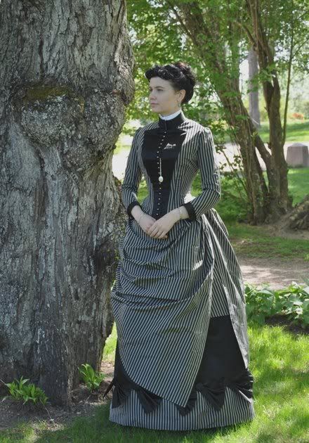 This dress is based on an Ageless Patterns dress pattern, which are great for authenticity as they are copies of original victorian patterns... 1880s Fashion, 1800s Fashion, Bustle Dress, Victorian Costume, 19th Century Fashion, Looks Party, Victorian Clothing, Victorian Women, Antique Clothing