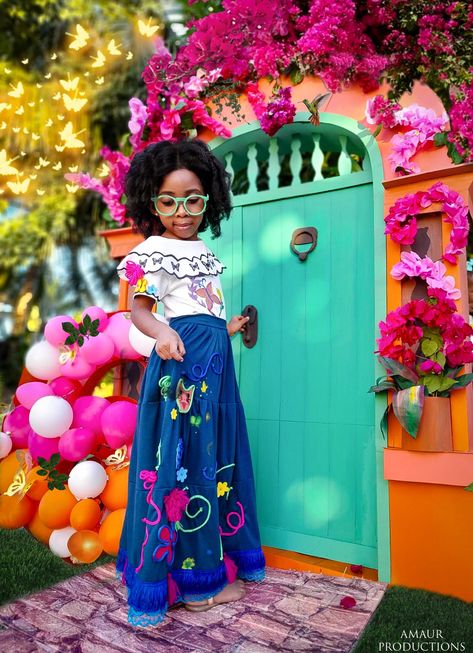 My daughter celebrated her 6th Birthday with the most awesome theme this year. We love Encanto so much, so Idefinitely had to give it a try. Outfit intricately sewn and backdrop details are 🔥 Backdrop made from cardboard, foam board and covered with paper. Encanto Playhouse, Encanto Photoshoot Ideas, Encanto Photoshoot, Encanto Backdrop Ideas, Encanto Theme Party, Cardboard Backdrop, Encanto Backdrop, Encanto Theme, Encanto Birthday