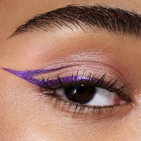 2024 Makeup Trends: The Hottest Makeup Looks to Try ASAP - College Fashion Colored Eye Makeup Looks, Make Up Trend For 2024, Eye Shadow Trends 2023, Coloured Liner Eye Makeup, 2024 Eyeliner Trends, Makeup Trends Spring/summer 2024, Fairy Wing Makeup, Makeup Eyeliner Ideas, Coloured Eyeliner Looks