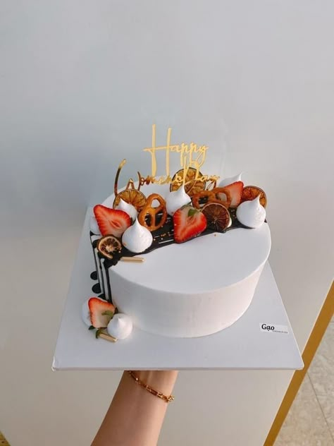 Fresh Fruit Cake Design, Pretty Cake Decorating, Pretty Cake Designs, Fruit Cake Design, Fresh Fruit Cake, Birthday Cake Designs, Birthday Cake Decorating Ideas, Pretty Cake, Stunning Cakes