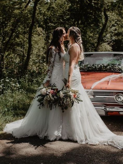 Lesbian Wedding Photography, Wlw Wedding, Woman Loving Woman, Two Brides, Lgbtq Wedding, Lesbian Wedding, Gay Wedding, Life Words, Photo Couple