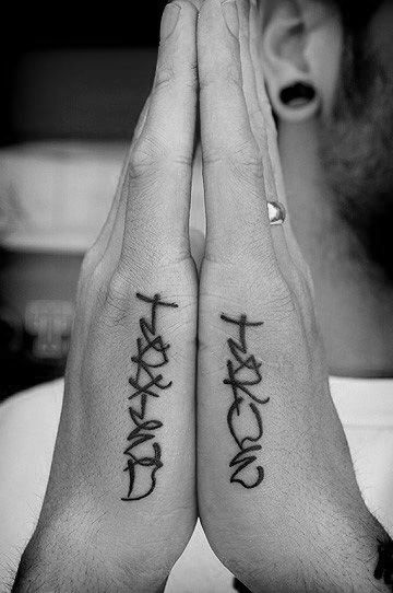 Guys Side Hand Script Word Tattoo Designs Side Of Hand Tattoo, Side Finger Tattoos, Hand Tattoo Images, Herren Hand Tattoos, Wörter Tattoos, Hand Tattoo Designs, Side Hand Tattoos, Wand Tattoo, Skull Hand Tattoo