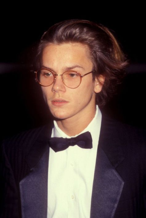 90s Men, River Phoenix, Carpet Styles, Blue Carpet, Joaquin Phoenix, 인물 사진, Keanu Reeves, Pics Art, Stock Pictures