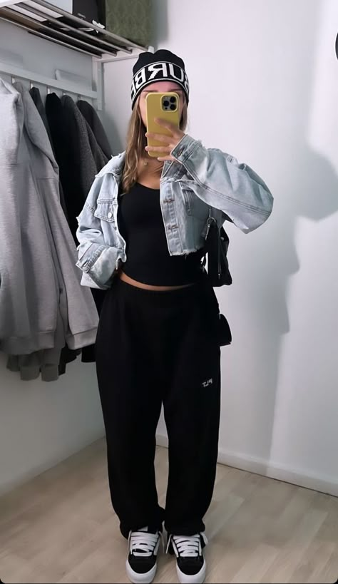 Black Joggers Outfit Baddie, Curvy Athletic Outfits, Track Jacket Outfit Street Style, Chunky Vans Outfit, Chunky Vans, Black Joggers Outfit, Outfit Jogging, Cute Highschool Outfits, Jogging Outfit