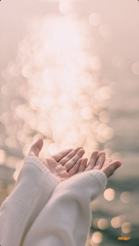 Calming Vibes Aesthetic, Spiritual Aesthetic Photography, Hand Photography, Foto Art, Jolie Photo, Alam Yang Indah, White Aesthetic, Aesthetic Photo, Aesthetic Photography