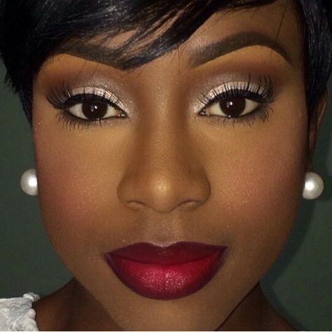 Red Lipstick Makeup Dark Skin Black Women, Lipstick Dark Red, Beauty Make-up, Silver Eye, Braut Make-up, Flawless Face, Trendy Makeup, Dark Skin Makeup, Beat Face