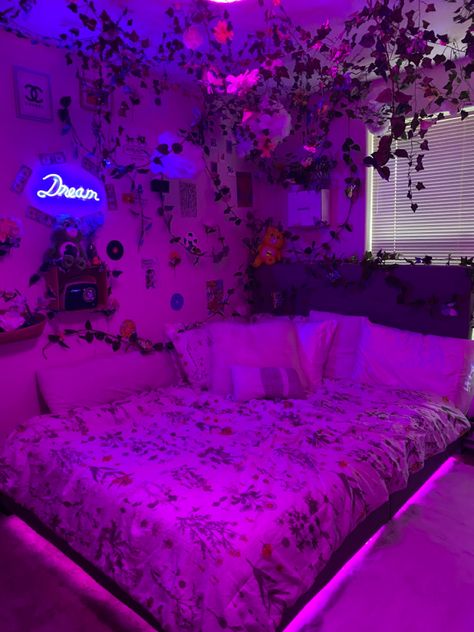 Aesthetic Hangout Room, Led Room Aesthetic, Alternative Bedroom, Red Room Decor, Comfortable Bedroom Decor, Vibe Rooms, Hangout Room, Neon Bedroom, Room Vibes