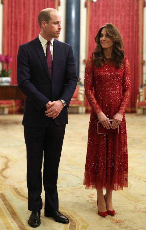 Kate Middleton Smiling at Prince William Pictures | POPSUGAR Celebrity Moda Kate Middleton, Kate Middleton Stil, Vévodkyně Kate, Style Kate Middleton, Principe William Y Kate, Kate Und William, Duchesse Kate, Düşes Kate, Herzogin Von Cambridge