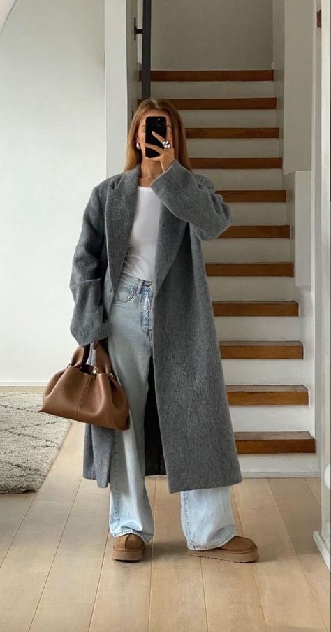 #fashion #outfits #coat #womenfashion #inspo2023 #2023women Gray Winter Outfits, Hijabi Winter, Vinter Mode Outfits, Buty Ugg, Winter Date Night Outfits, Thrift Inspo, London Baby, Skandinavian Fashion, Uni Outfits