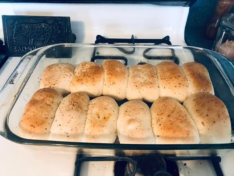 West Virginia's Lazy and Delicious Pepperoni Rolls - Fobdel Rhodes Pepperoni Rolls, Wv Pepperoni Rolls Recipe, West Virginia Pepperoni Rolls Recipe, Pepperoni Roll Ups, West Virginia Pepperoni Rolls, Easy Pepperoni Rolls, Pepperoni Rolls Recipe, Lazy Meals, Pepperoni Roll