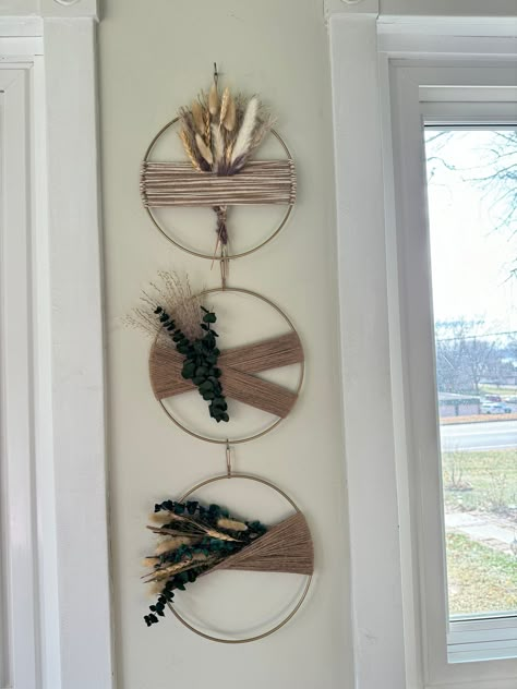 Boho Farmhouse Decor Ideas, Macrame Wall Hanging Ring, Eucalyptus Bedroom, Dried Floral Decor, Hoop Decor, Wreath Eucalyptus, Dried Flowers Diy, Group Crafts, Boho Wreath