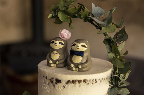 Sloth Wedding Cake Topper, Sloth Wedding, Farm Wedding Ceremony, Farm Wedding Reception, Wedding Cake Setting, Wedding Cake Display, Farm Wedding Photos, Dino Cake, Wedding First Dance