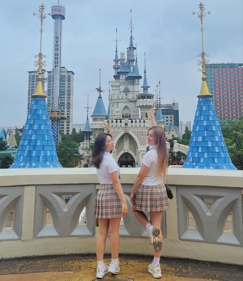 frienship lotte world korea korean kpop seoul travel inspo friends bff bestie pose ideas inspiration traveling south korea amusement park Korean Amusement Park Outfit, Lotte World Outfit, Lotte World Aesthetic, Korea Amusement Park, Bestie Pose Ideas, Lotte World Seoul, Seoul Trip, Seoul Aesthetic, Amusement Park Outfit