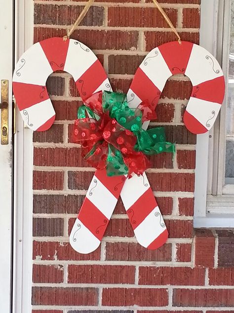 Cardboard Candy Canes, Wood Candy Canes, Diy Candy Canes, Wooden Candy Canes, Diy Christmas Deco, Christmas Crafts Snowman, Christmas Party Activities, Christmas Door Decorating Contest, Christmas Decorations Diy Crafts