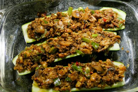 gevulde courgette met gehakt en champignons / koolhydraatarme recepten | Zoutarm-maar-wel-lekker.jouwweb.nl Healthy Diners, Clean Dinners, Heart Food, Delicious Healthy Recipes, Healthy Dinner, Low Carb Recipes, Mozzarella, Love Food, Diner