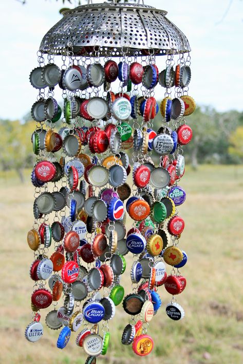 Bottle Cap Wind Chime, Carillons Diy, Bottle Cap Projects, Make Wind Chimes, Hantverk Diy, Bottle Cap Art, Diy Wind Chimes, Bottle Cap Crafts, Beer Caps