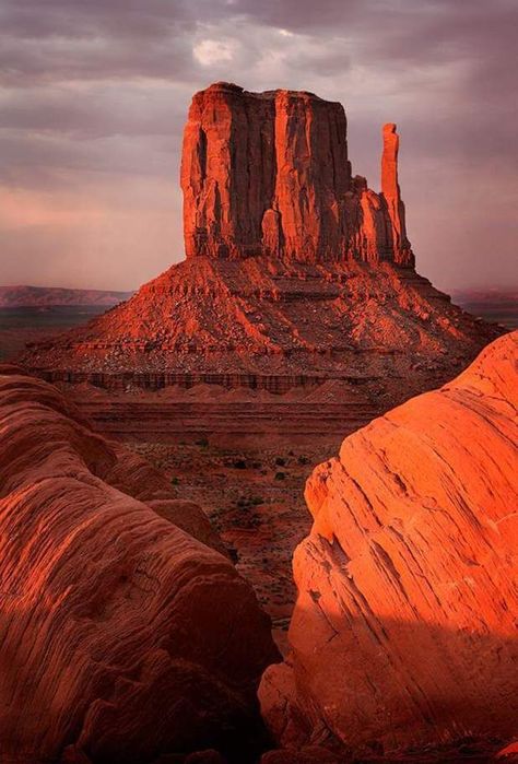 Monument Valley, dans l'Utah, Le site de Monument Valley s'étire entre l'Arizona et l'Utah, sur le territoire des indiens Navajos. Ces formations rocheuses spectaculaires causées par l'érosion ont servi de décor dans des films de western de John Ford et Sergio Leone.     Voir l'épingle sur Pinterest / Via kimashleyphotos.com Monument Valley Arizona, St George Utah, Have Inspiration, Arizona Usa, Arizona State, Rock Formations, Desert Landscaping, Salisbury, In The Desert