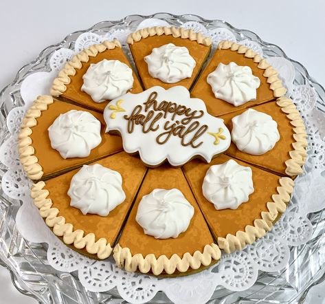 Pumpkin Pie Decorated Cookies, Pumpkin Pie Sugar Cookies Decorated, Turkey Cookie Platter Decorated, Pumpkin Pie Cookies Decorated, Pie Cookies Decorated, Fall Royal Icing Cookies, Christmas Sugar Cookies With Royal Icing, Fall Cookie Cake, Thanksgiving Cookie Cake