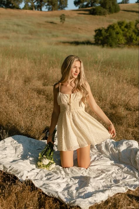 Picnic Outfit Photoshoot, Sunshine Photoshoot Ideas, Yellow Dress Picnic, White Flower Dress Aesthetic, Picnic Dress Photoshoot, Sundress Picnic Aesthetic, Picnic Inspired Photoshoot, Vintage Summer Photoshoot, Summer Park Photoshoot