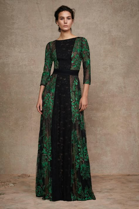 Tadashi Shoji Pre-Fall 2016 - Look 16 - black and green lace gown - pine and ash leaves Sukienki Maksi, Haute Couture Style, Fall Fashion 2016, فستان سهرة, 2016 Fashion, Beautiful Gowns, Fashion Sense, Modest Fashion, Pretty Dresses