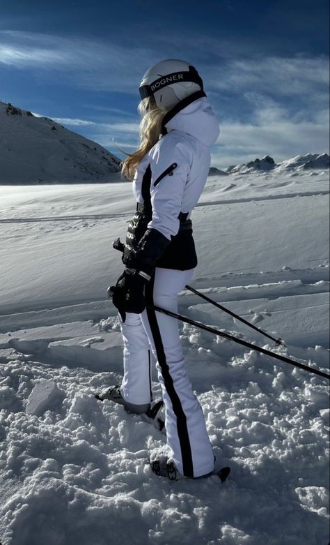 Helly Hansen Outfit, Skiing Fits, Ski Photos, Snow Fits, Ski Pics, Skiing Aesthetic, Ski Outfits, Ski Aesthetic, Courchevel 1850