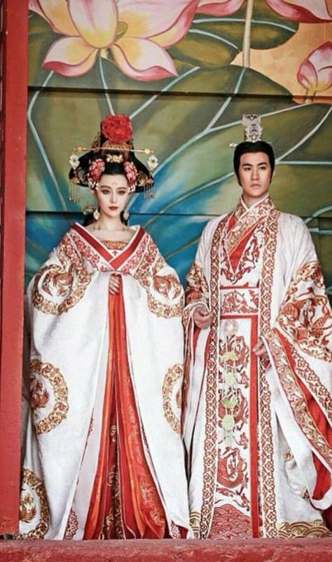 The History Of The Concubine Who Became The Cruelest Ruler In China. How Wu Zetian started as a simple concubine but later became the favorite of the emperor of Chinese Emperor Taizong, then his wife, and once he died, empress of all China. Concubine Outfit, Empress Wu Zetian, Empress Dress, Wu Zetian, The Empress Of China, Chinese Empress, Chinese Wedding Dress Traditional, The Concubine, Imperial China