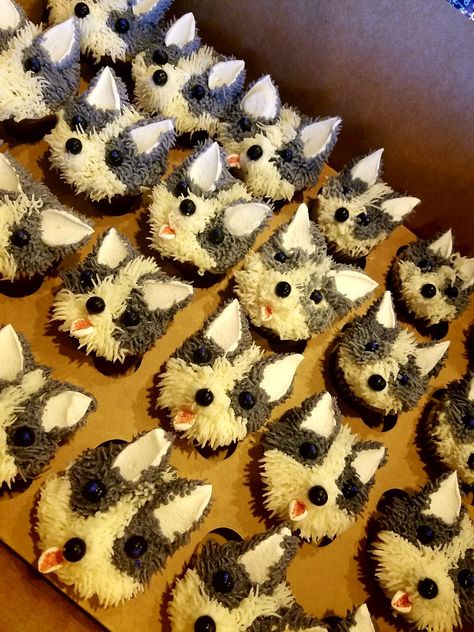 Huskie cupcakes German Shepherd Cupcakes, Husky Cupcakes, Cupcakes With Dog Faces, Dog Design Cupcakes Ideas, Dog Friendly Cupcakes Birthdays, Animal Cupcakes, Halloween Cupcakes, Sweet Cakes, Cookie Cake