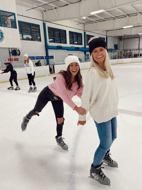 Best Friend Ice Skating Pictures, Cute Ice Skating Outfit With Friends, Ice Skating Fits Date, Cute Ice Skating Outfit Date, Ice Skating Pictures With Friends, Ice Skating Instagram Pictures, Ice Skating Aesthetic Outfit, Ice Skating Date Outfit, Ice Skating With Friends