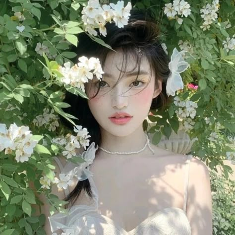 Holding Flowers Pose Reference, Reference Photos For Artists, 얼굴 드로잉, Hair Inspiration Long, Beautiful Photoshoot Ideas, Dreamy Photography, People Poses, Body Reference Drawing, Cute Easy Drawings