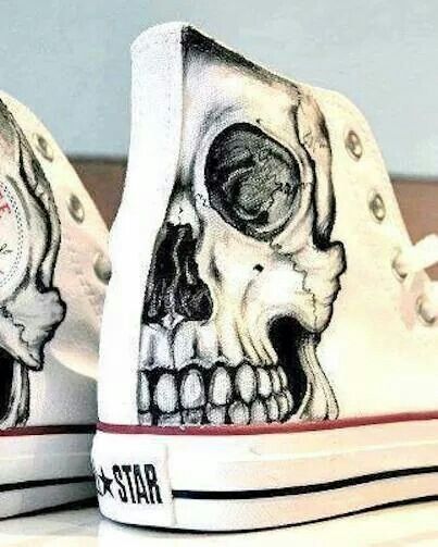 Badass Chucks~ Boty Converse, Look Grunge, Painted Clothes, How To Make Shoes, Shoe Art, Painted Shoes, Skull And Bones, Crazy Shoes, Skull Art