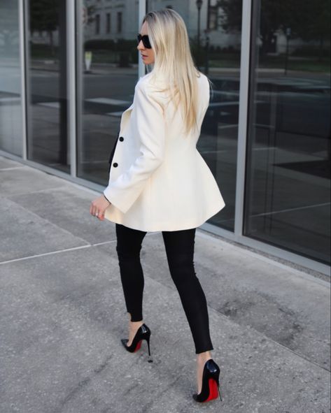 Black Louboutin Heels Outfit, So Kate Louboutin Outfit, Kate Louboutin Outfit, Dress With White Blazer, Louboutin Heels Outfit, Pumps Heels Outfit, Black Pumps Outfit, Black Louboutin Heels, White Blazer Outfit