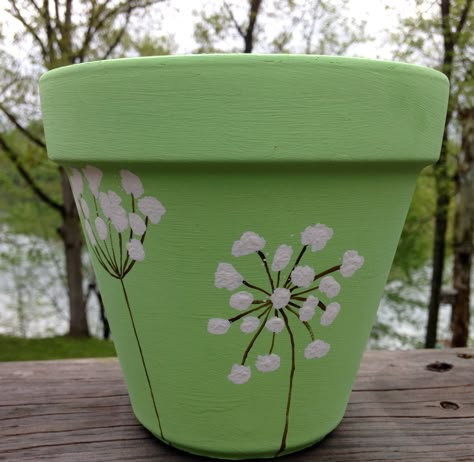 Ideas To Paint Pots, Diy Paint Pot Plants, Painting A Pot Ideas, Small Flower Pots Ideas Paint, Painting Ideas For Plant Pots, Simple Flower Pot Painting, Things To Paint On Pots, Plant Vase Painting, Painting A Pot