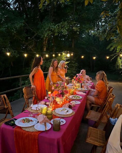 🍊✨🍑🎀🩷 Sunset Birthday Party Ideas, Dinner Party Aesthetic Outfit, Spritz Birthday Party, Orange Dinner Party, Sunset Theme Party, Sunset Dinner Party, Bali Birthday, Eclectic Party, Orange Dinner